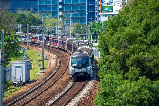 香港东铁线暂停运 请旅客避免从罗湖和