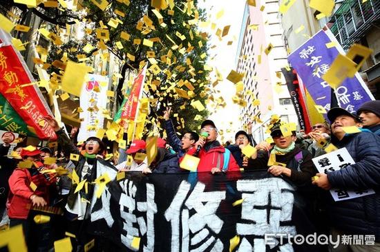 “劳基法”修正案通过后，场外劳团绕行“立法院”。（图片来源：台湾“东森新闻云”）