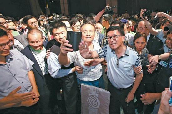 陈水扁出席活动如“巨星”,遭讽“媲美汤姆克鲁斯”。(图片来源:台媒资料图)