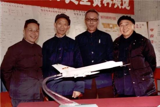 1979年,歼8白天型设计定型资料审查。左起:顾诵芬、钟敏昭、管德、邱宗麟
