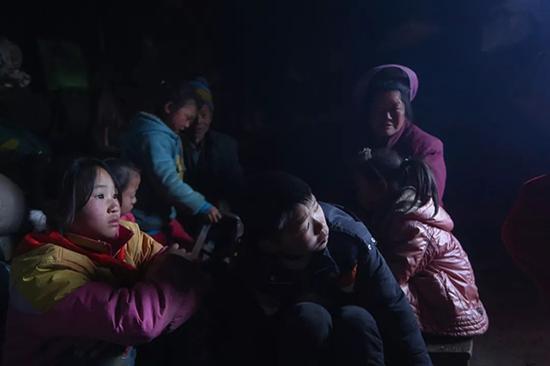 张兴珍(左边女孩)回到家后,去邻居家张庭贵(男孩)家玩耍,张庭贵从浙江转学过来。