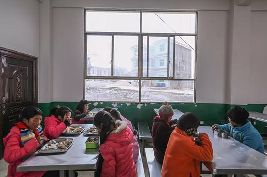 孩子在学校食堂就餐,午饭对他们来说就是一天中最好的饭菜。
