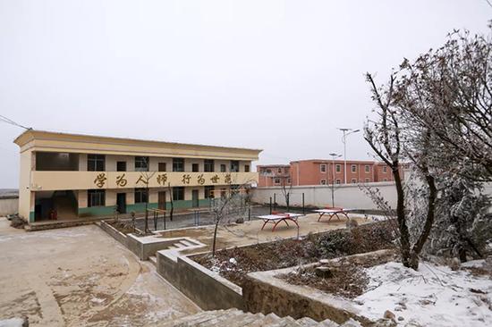 学校这个二层房子，以后用于学生宿舍，避免孩子每天长途奔波。