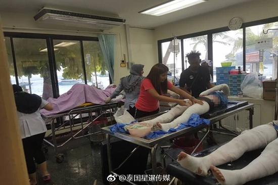 伤者在接受治疗。 微博@泰国星暹传媒 图
