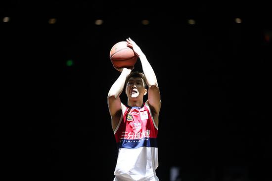2018CBA全明星三分球大赛,于长春24分破纪录夺冠。