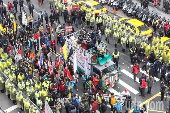 劳团绕行“立法院”为民进党送终。(图片来源:台湾“联合新闻网”)