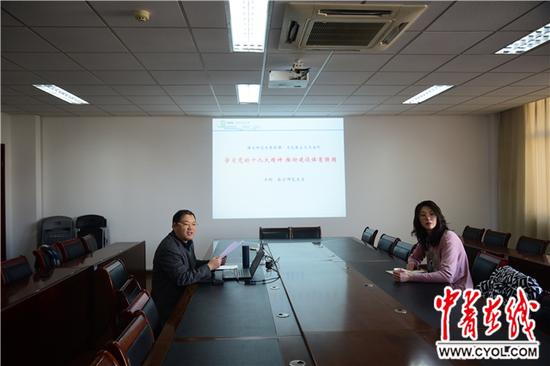 南师大马克思主义学院院长王刚教授在给中国女排队员惠若琪上思政课