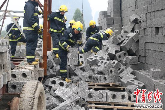 消防官兵紧急搜救中