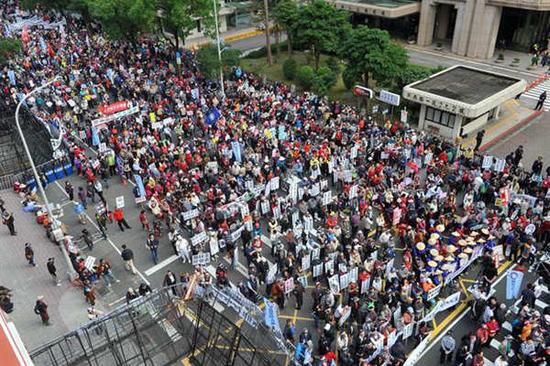 台湾“立法院”临时会，民进党挟人数优势，表决通过修正“农田水利会组织通则”。图为反对改制的各地水利会成员们齐聚在“立法院”外抗议，痛批当局霸占人民财产。（图片来源：台湾《中时电子报》）