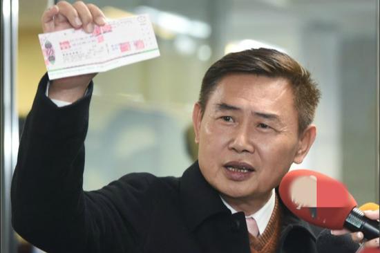 民进党前秘书长李俊毅17日赴民进党中央党部登记参选台南市长。(图片来源:台媒)