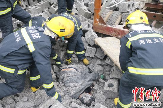 消防官兵发现被困男子
