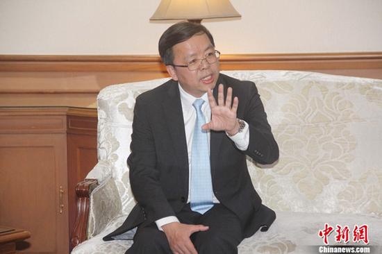 中国新任驻东盟大使黄溪连18日晚抵达印尼首都雅加达履新。图为黄溪连在机场对媒体发表讲话。 林永传 摄