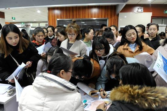 即将毕业的大学生们正在寻找就业机会。视觉中国供图
