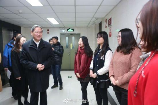 1月20日,国台办主任张志军前往中国人民大学看望在校台湾学生,参观学生宿舍和生活服务设施,并与台生亲切交流。(图片源自中国台湾网)