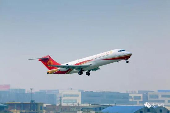 澎湃新闻:国产客机ARJ21允许“空中开手机” C919也可以