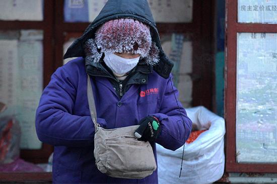 天寒地冻，摊贩们几乎都戴着手套，即使收钱、找钱，也很少把手套摘了。