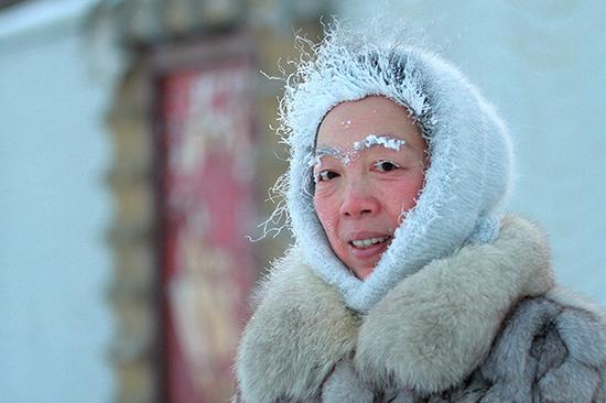 哈尔滨城区今晨最低-35℃，为今冬最低值。市民出行自带“冰花妆”，脸冻得通红。