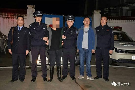 2017年10月11日，疑犯陈世雄被抓。 蓬安警方供图