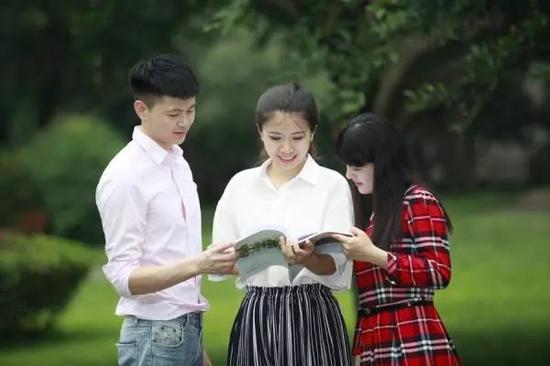 刘明侦(居中)图片来源:电子科技大学微固学院
