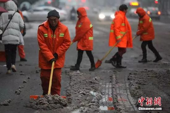 △漫天飞雪，环卫工人一大早就开始忙活