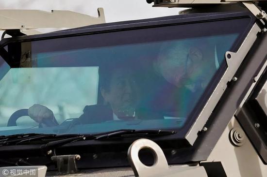 ▲1月18日,日本首相安倍晋三会见来访的澳大利亚总理特恩布尔,并陪同参观了日本自卫队营地。(视觉中国)