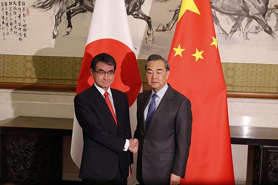 2018年1月28日,北京,中国外交部长王毅在北京钓鱼台国宾馆与到访的日本外相河野太郎举行会谈。视觉中国 图
