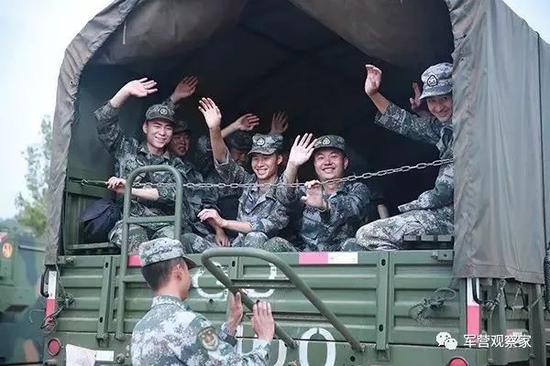 2017年8月23日,拿到休假审批表的第75集团军某旅官兵在野外驻训场坐上专车返回营区
