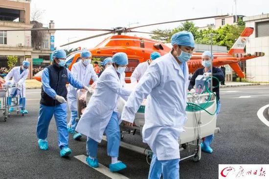 ▲直升机刚落地，医护人员马上把小黄安全转移到病床上。广州日报全媒体记者 苏俊杰 摄