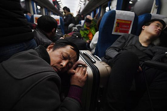2月3日,全国铁路发送旅客876.5万人次。视觉中国 图