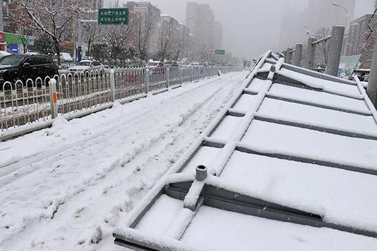 1月4日,合肥市望江路上多处BRT公交站台顶板倒塌。 视觉中国 资料图