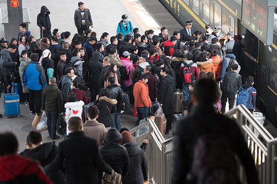 2018年2月8日,太原火车站,大批旅客乘坐火车返乡。视觉中国 图