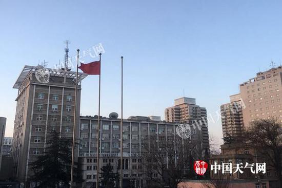 今天早晨,北京天空晴朗,气温较低,体感寒冷。