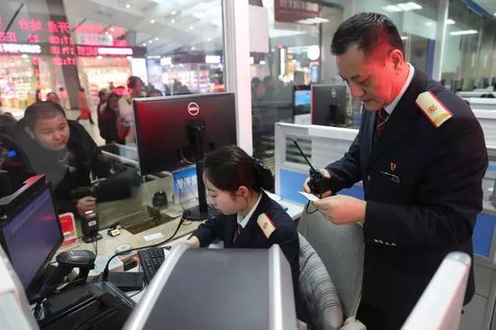 2018年2月7日，北京南站售票窗口内，售票车间副主任康顺兴正在巡视。新京报记者尹亚飞 摄
