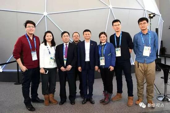 采访结束后,马云与新华社记者合影留念。