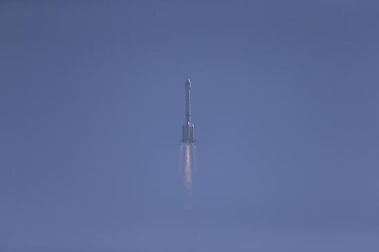 2月12日,搭载两颗北斗卫星的长征三号乙运载火箭从西昌卫星发射中心发射升空。 澎湃新闻记者 赵昀 图