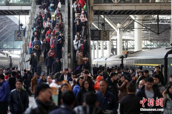 资料图:旅客在南京火车站乘坐火车出行。中新社记者 泱波 摄