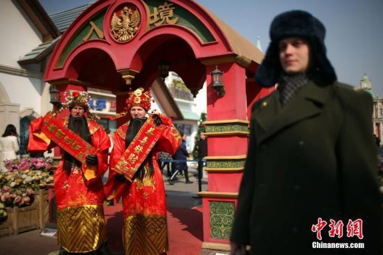 2月16日，天津泰达航母主题公园，俄罗斯籍演员装扮成“洋财神”给游客拜年。中新社记者 佟郁 摄