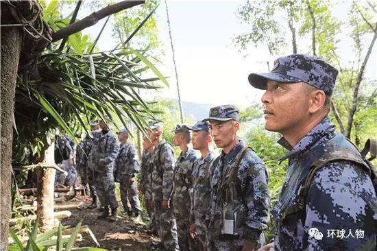 蛟龙突击队部队长孙浩（右一）带队训练。