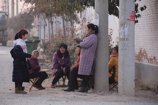 女人们偶尔会在大街口聊天