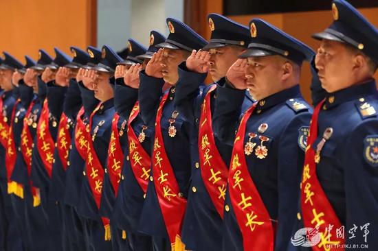参加仪式的145名高级士官向军旗敬礼。