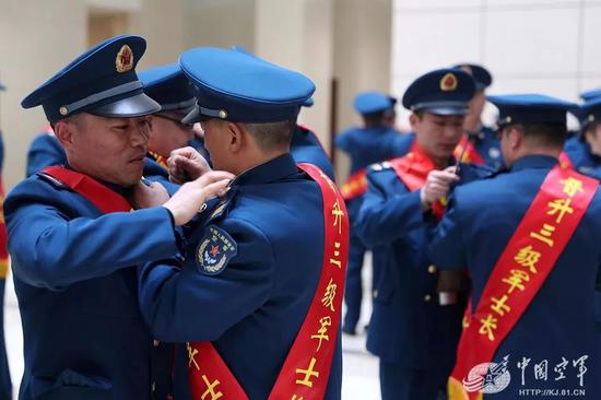参加仪式的145名高级士官佩戴新军衔。