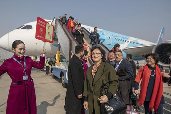 2018年2月26日下午,首批住粤全国政协委员乘机抵达北京。视觉中国 图