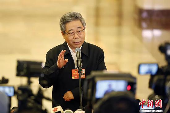 图为教育部部长陈宝生在“部长通道”接受记者采访。 中新社记者 卞正锋 摄