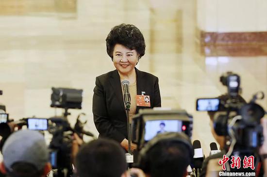 图为国务院侨务办公室主任裘援平在“部长通道”接受记者采访。 中新社记者 卞正锋 摄