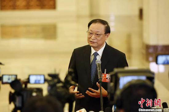 图为国家中医药管理局局长王国强在“部长通道”接受记者采访。 中新社记者 卞正锋 摄