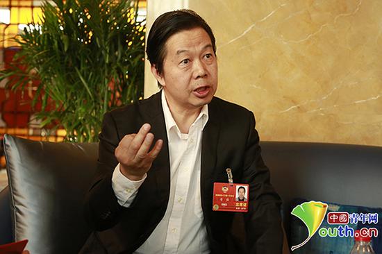 全国政协委员、中央民族乐团团长席强接受采访。 中国青年网 图