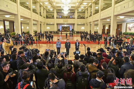 图为全国政协委员在“委员通道”上。 中新社记者 骆云飞 摄