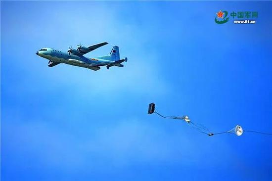 我军运-9战机在“航空飞镖”靶场开放日进行重装空投。杨盼 摄