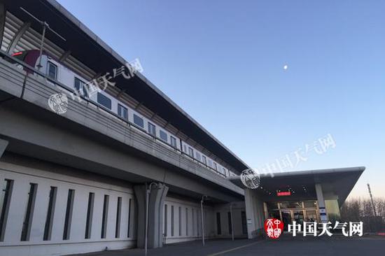 今天早晨,顺义区后沙峪地铁站附近天空晴朗。(图/关禺)