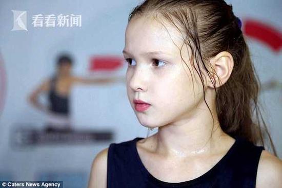 看看新闻KNEWS:俄10岁女孩跟父亲学拳击 徒手打断一棵树(图)